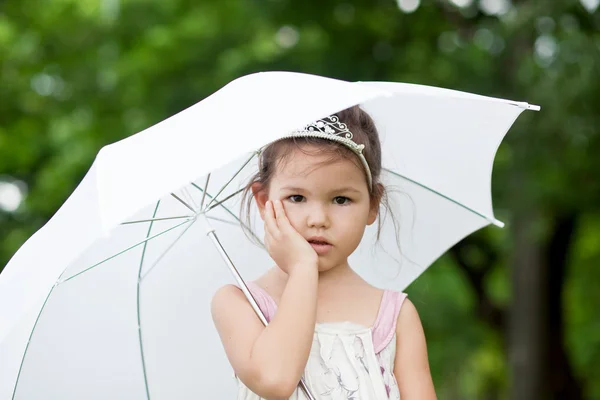 Prinsessan i parken med paraply — Stockfoto