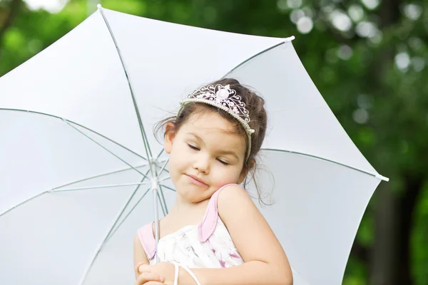 Prinsessan i parken med paraply — Stockfoto