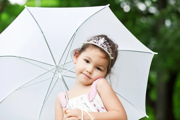 Prinsessan i parken med paraply — Stockfoto