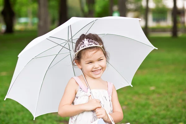 Princezna v parku s deštníkem — Stock fotografie