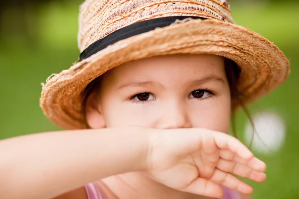 Ragazza con un cappello di paglia nel parco — Foto Stock