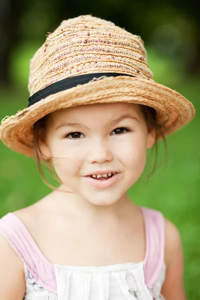 Ragazza con un cappello di paglia nel parco — Foto Stock