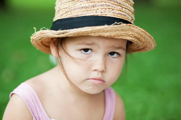 Пошкоджена дитина в солом'яному капелюсі — стокове фото