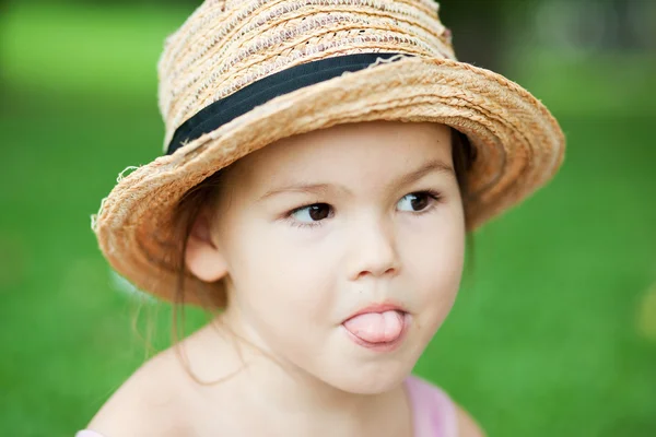 Meisje in een stro hoed in het park — Stockfoto