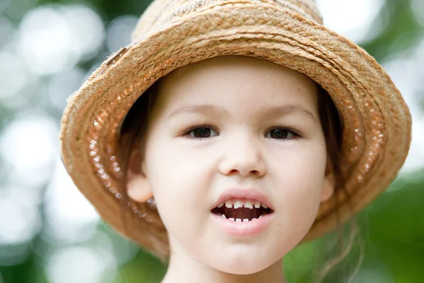 Ragazza con un cappello di paglia nel parco — Foto Stock