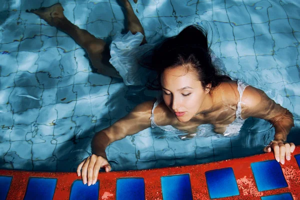 Meisje zwemt in het zwembad — Stockfoto