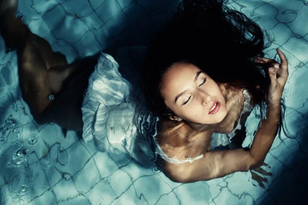 Mädchen schwimmt im Pool — Stockfoto