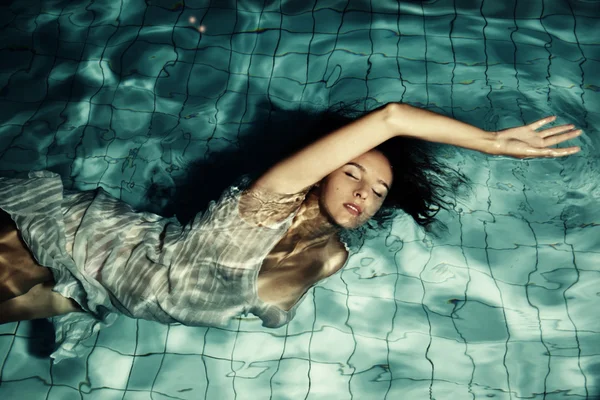 Fille nage dans la piscine — Photo