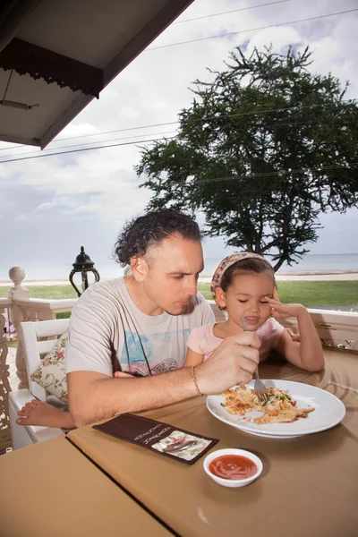 Papà e figlia mangiare al caffè — Foto Stock