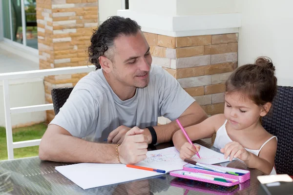 Papá y su hija dibujan juntos — Foto de Stock