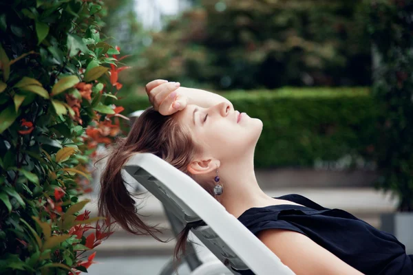 Vrouw zonnebaden in de tuin — Stockfoto