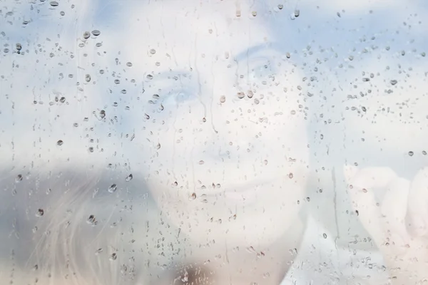 Melancholische Spiegelung des Mädchens im Fenster — Stockfoto