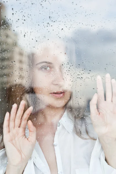Меланхолійне відображення дівчини у вікні — стокове фото