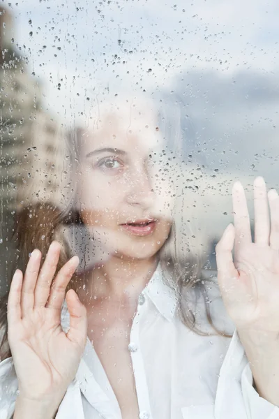 Reflexão melancólica da menina na janela — Fotografia de Stock