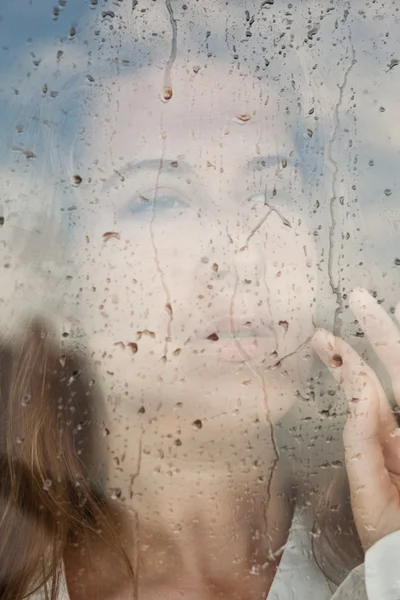 Melankolisk reflexion av flickan i fönstret — Stockfoto