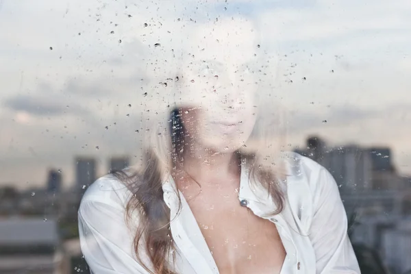 Reflexão melancólica da menina na janela — Fotografia de Stock