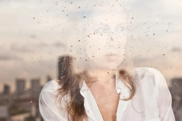 A lány az ablakban melankolikus elmélkedés — Stock Fotó