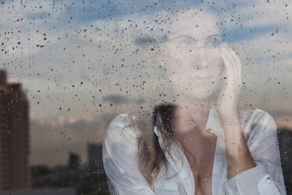 Melancholische Spiegelung des Mädchens im Fenster — Stockfoto