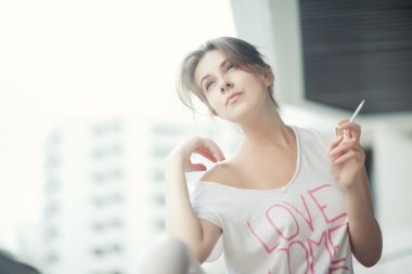Kadın balkonda Sigara İçilmeyen