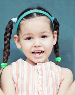 At kuyruklu küçük kız.