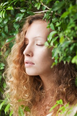 Kıvırcık saçlı kız peri doğada