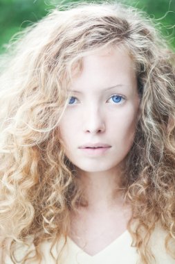 Kıvırcık soylu kadın