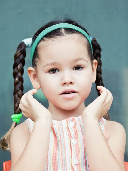 Mała dziewczynka z warkoczami — Zdjęcie stockowe