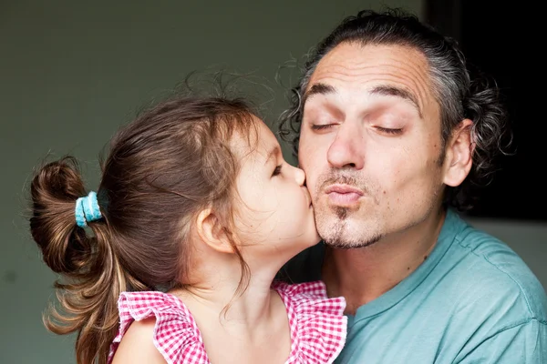 Daughter kissing her father — Stock Photo, Image