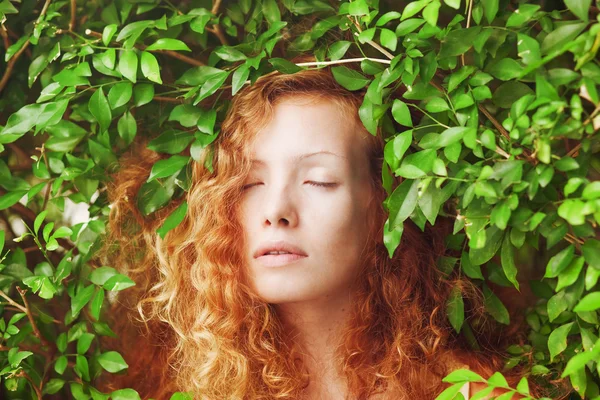 Göndör, vörös hajú lány tündér a természet — Stock Fotó