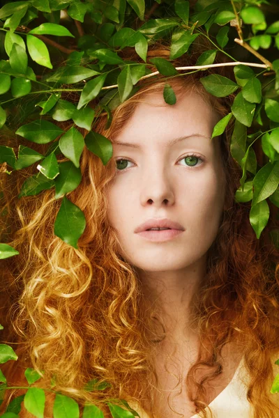 Kıvırcık saçlı kız peri doğada — Stok fotoğraf