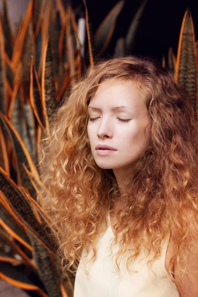 Göndör, vörös hajú lány tündér a természet — Stock Fotó