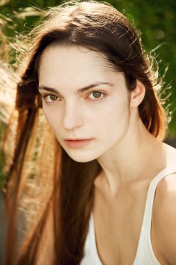 güneşin altında kız