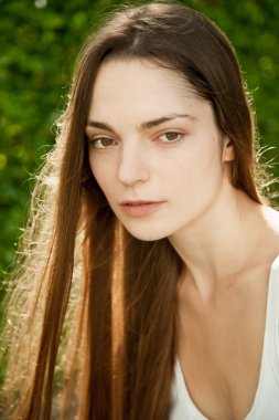 güneşin altında kız