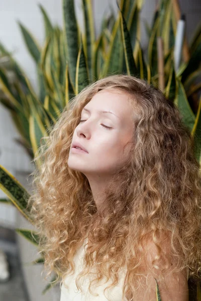 Krullend roodharige meisje sprookje in de natuur — Stockfoto