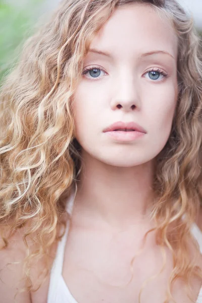 Bouclé fille aux cheveux roux fée dans la nature — Photo