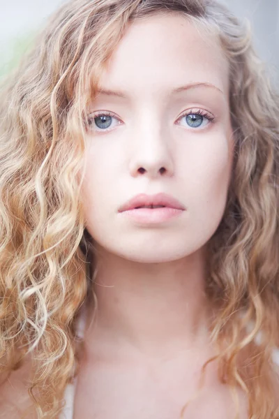 Bouclé fille aux cheveux roux fée dans la nature — Photo