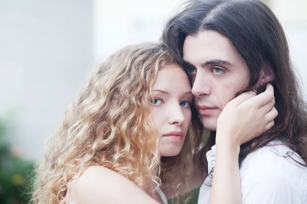 Amantes de casal na natureza — Fotografia de Stock