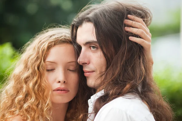 Amantes de casal na natureza — Fotografia de Stock