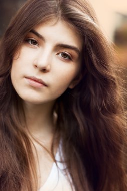 Esmer kız portresi