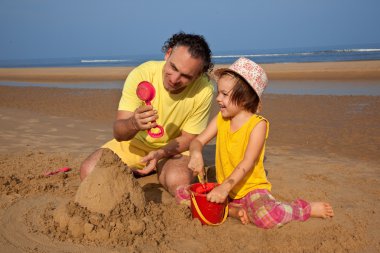 Kumsalda mutlu bir aile