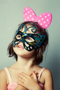 Karnaval maskesi, küçük kız