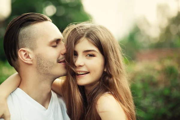 Joven pareja amorosa —  Fotos de Stock