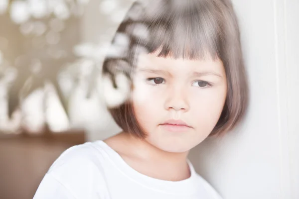 Menina esperando pela janela — Fotografia de Stock