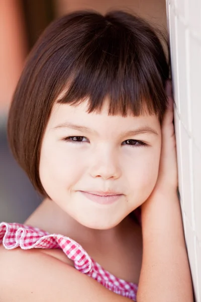 Ragazza asiatica con i capelli corti — Foto Stock