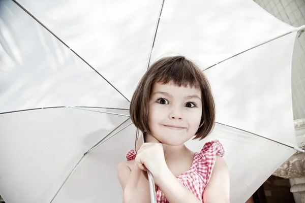 Asiática chica bajo un paraguas — Foto de Stock
