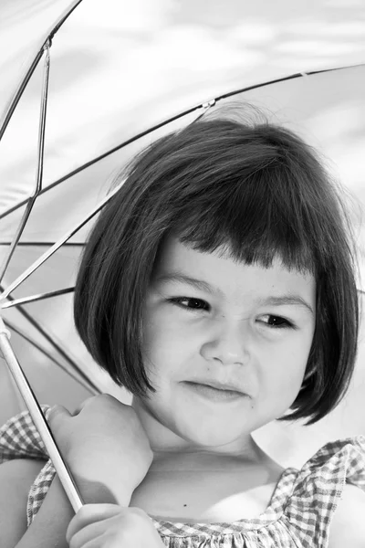 Aziatisch meisje onder een paraplu — Stockfoto