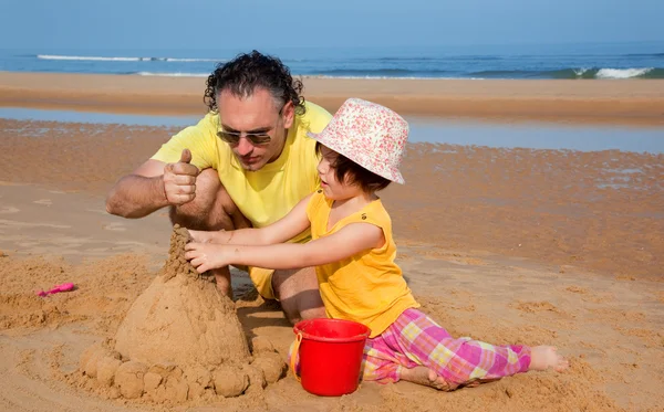 Familia feliz en la playa — Foto de Stock