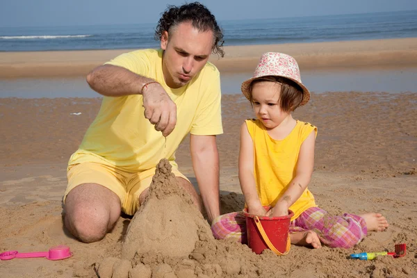 Familia feliz en la playa — Foto de Stock