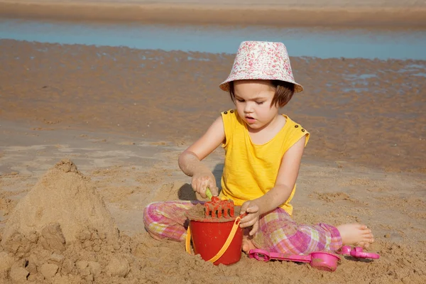 Kumsaldaki küçük kız — Stok fotoğraf