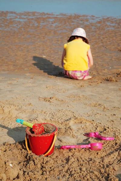 Liten flicka på stranden — Stockfoto